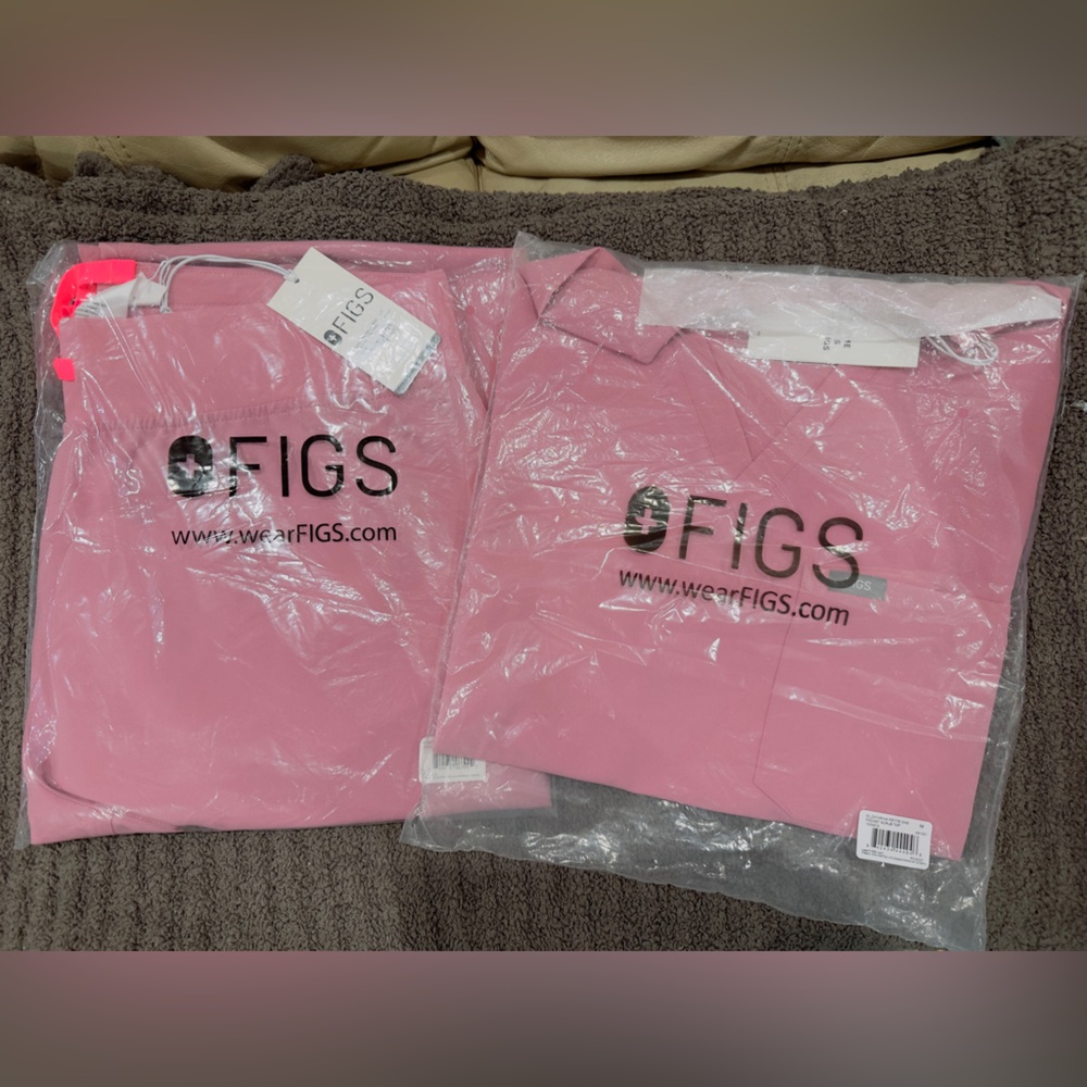 Brand New Figs ChalK Pink Scrub Set Top M, bottom L Petite